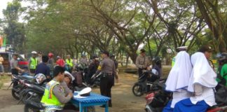 Jumlah Curanmor di Pontianak Kota Tinggi, Polisi Rutin Razia RAZIA. Anggota Polsek Pontianak Kota tengah melakukan pemeriksaan surat menyurat kendaraan bermotor di Jalan Ampera, Kelurahan Sungai Jawi, Kecamatan Pontianak Kota, Selasa, (28/8)--Andi Riduansyah