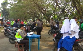 Jumlah Curanmor di Pontianak Kota Tinggi, Polisi Rutin Razia RAZIA. Anggota Polsek Pontianak Kota tengah melakukan pemeriksaan surat menyurat kendaraan bermotor di Jalan Ampera, Kelurahan Sungai Jawi, Kecamatan Pontianak Kota, Selasa, (28/8)--Andi Riduansyah