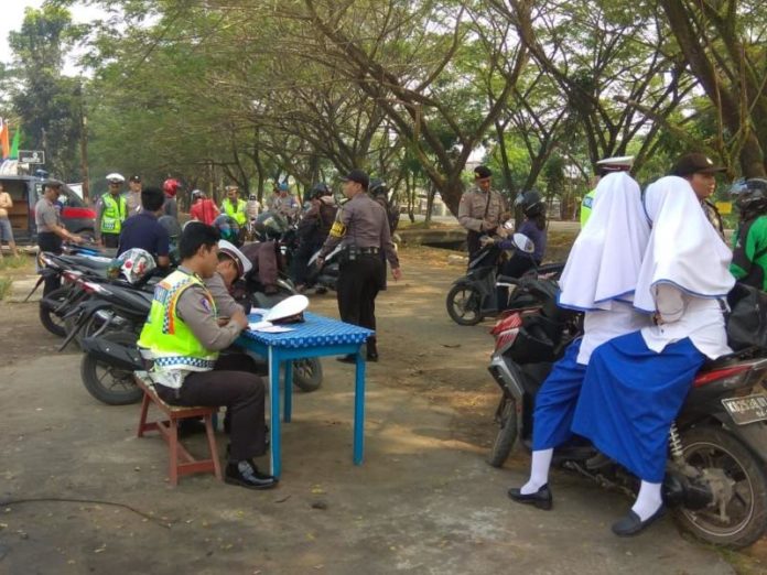 RAZIA. Anggota Polsek Pontianak Kota tengah melakukan pemeriksaan surat menyurat kendaraan bermotor di Jalan Ampera, Kelurahan Sungai Jawi, Kecamatan Pontianak Kota, Selasa, (28/8)--Andi Riduansyah