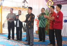 Kampus Menjadikan Mahasiswa Dewasa dan Mandiri PUKUL REBANA. Didampingi Wakil Ketua DPRD Sambas Misni Safari, mantan Wakil Bupati Sambas Pabali Musa, Wakil Direktur Politeknik Negeri Sambas (Poltesa) Bidang Kemahasiswaan Yuliansyah, Kepolisian, dan Presiden Mahasiswa Poltesa Pahmi Ardi, Direktur Poltesa Mahyus memukul rebana menandai dimulainya PKKMB Poltesa Tahun 2018, Selasa (28/8) di Pendopo Rumah Dinas Bupati Sambas. Sairi/Rakyat Kalbar