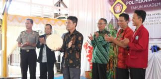 Kampus Menjadikan Mahasiswa Dewasa dan Mandiri PUKUL REBANA. Didampingi Wakil Ketua DPRD Sambas Misni Safari, mantan Wakil Bupati Sambas Pabali Musa, Wakil Direktur Politeknik Negeri Sambas (Poltesa) Bidang Kemahasiswaan Yuliansyah, Kepolisian, dan Presiden Mahasiswa Poltesa Pahmi Ardi, Direktur Poltesa Mahyus memukul rebana menandai dimulainya PKKMB Poltesa Tahun 2018, Selasa (28/8) di Pendopo Rumah Dinas Bupati Sambas. Sairi/Rakyat Kalbar