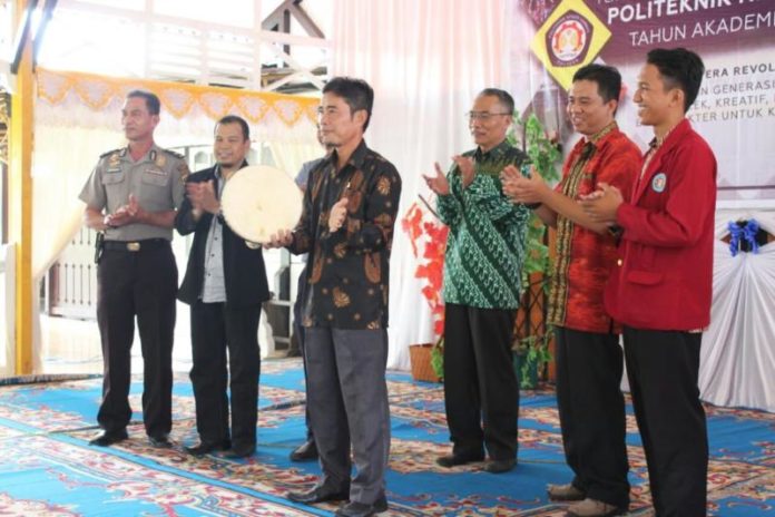 PUKUL REBANA. Didampingi Wakil Ketua DPRD Sambas Misni Safari, mantan Wakil Bupati Sambas Pabali Musa, Wakil Direktur Politeknik Negeri Sambas (Poltesa) Bidang Kemahasiswaan Yuliansyah, Kepolisian, dan Presiden Mahasiswa Poltesa Pahmi Ardi, Direktur Poltesa Mahyus memukul rebana menandai dimulainya PKKMB Poltesa Tahun 2018, Selasa (28/8) di Pendopo Rumah Dinas Bupati Sambas. Sairi/Rakyat Kalbar