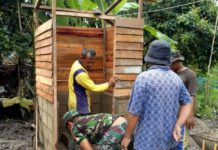 Program Jambanisasi Menuju PHBS JAMBANISASI. Personel TNI AD bersama warga Dusun Penyengat, Desa Lumbang, Kecamatan Sambas bersama-sama membangun WC, Senin (27/8). Program Jambanisasi untuk Kesehatan Masyarakat ini sekaligus mengajak warga mewujudkan pola hidup bersih dan sehat. Sairi/Rakyat Kalbar