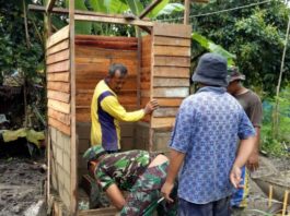 JAMBANISASI. Personel TNI AD bersama warga Dusun Penyengat, Desa Lumbang, Kecamatan Sambas bersama-sama membangun WC, Senin (27/8). Program Jambanisasi untuk Kesehatan Masyarakat ini sekaligus mengajak warga mewujudkan pola hidup bersih dan sehat. Sairi/Rakyat Kalbar