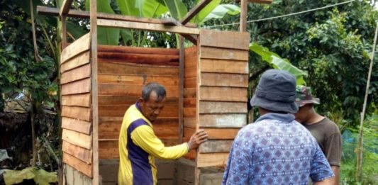 Program Jambanisasi Menuju PHBS JAMBANISASI. Personel TNI AD bersama warga Dusun Penyengat, Desa Lumbang, Kecamatan Sambas bersama-sama membangun WC, Senin (27/8). Program Jambanisasi untuk Kesehatan Masyarakat ini sekaligus mengajak warga mewujudkan pola hidup bersih dan sehat. Sairi/Rakyat Kalbar