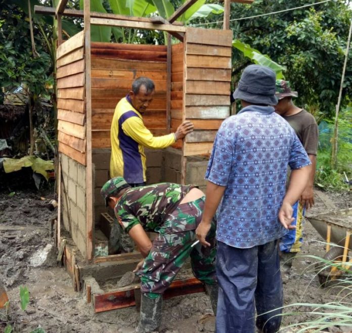 JAMBANISASI. Personel TNI AD bersama warga Dusun Penyengat, Desa Lumbang, Kecamatan Sambas bersama-sama membangun WC, Senin (27/8). Program Jambanisasi untuk Kesehatan Masyarakat ini sekaligus mengajak warga mewujudkan pola hidup bersih dan sehat. Sairi/Rakyat Kalbar