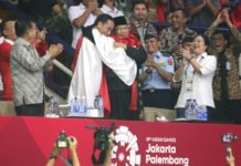 Hanifan Satukan Jokowi-Prabowo ASIAN GAMES BERSATU. Usai memenangkan medali emas Asian Games, Hanifan Yudani Kusumah berangkulan dengan Presiden Joko Widodo dan Ketua IPSI Prabowo Subianto, di Padepokan Silat TMII, Rabu (29/8). Chandra Satwika-Jawa Pos