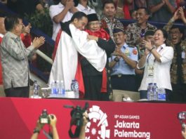 ASIAN GAMES BERSATU. Usai memenangkan medali emas Asian Games, Hanifan Yudani Kusumah berangkulan dengan Presiden Joko Widodo dan Ketua IPSI Prabowo Subianto, di Padepokan Silat TMII, Rabu (29/8). Chandra Satwika-Jawa Pos