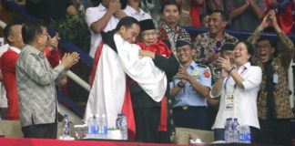 Hanifan Satukan Jokowi-Prabowo ASIAN GAMES BERSATU. Usai memenangkan medali emas Asian Games, Hanifan Yudani Kusumah berangkulan dengan Presiden Joko Widodo dan Ketua IPSI Prabowo Subianto, di Padepokan Silat TMII, Rabu (29/8). Chandra Satwika-Jawa Pos