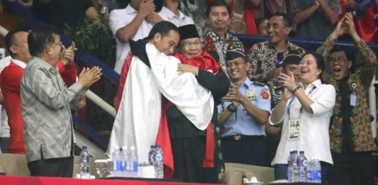 Hanifan Satukan Jokowi-Prabowo ASIAN GAMES BERSATU. Usai memenangkan medali emas Asian Games, Hanifan Yudani Kusumah berangkulan dengan Presiden Joko Widodo dan Ketua IPSI Prabowo Subianto, di Padepokan Silat TMII, Rabu (29/8). Chandra Satwika-Jawa Pos