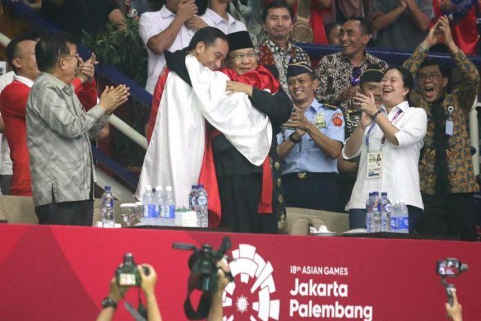 ASIAN GAMES BERSATU. Usai memenangkan medali emas Asian Games, Hanifan Yudani Kusumah berangkulan dengan Presiden Joko Widodo dan Ketua IPSI Prabowo Subianto, di Padepokan Silat TMII, Rabu (29/8). Chandra Satwika-Jawa Pos