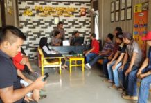 Pemilik Akun Andy Mustafa Putra Dibekuk MELAPOR. Puluhan Organisasi Pemuda Katolik dan Pemuda Kristen membuat laporan di Mapolres Sekadau, Rabu (29/8). Warga for RK