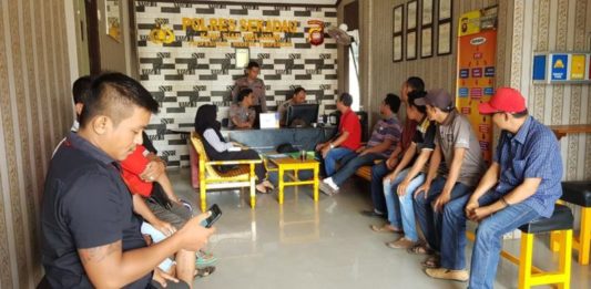 Pemilik Akun Andy Mustafa Putra Dibekuk MELAPOR. Puluhan Organisasi Pemuda Katolik dan Pemuda Kristen membuat laporan di Mapolres Sekadau, Rabu (29/8). Warga for RK