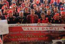 Aliansi Masyarakat Dayak Kalbar Gelar Aksi AKSI DAMAI. Puluhan orang tergabung dalam Aliansi Masyarakat Dayak Kalbar menggelar aksi damai di gedung DPRD Kalbar terkait pernyataan Kepala Pusat Data dan Humas BNPB Sutopo Purwo Negoro, Kamis (30/8). Zainudin-RK