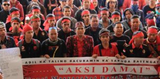 Aliansi Masyarakat Dayak Kalbar Gelar Aksi AKSI DAMAI. Puluhan orang tergabung dalam Aliansi Masyarakat Dayak Kalbar menggelar aksi damai di gedung DPRD Kalbar terkait pernyataan Kepala Pusat Data dan Humas BNPB Sutopo Purwo Negoro, Kamis (30/8). Zainudin-RK