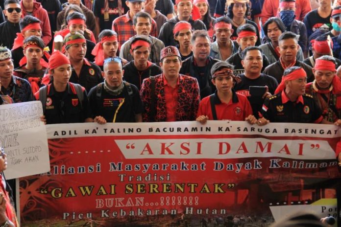 AKSI DAMAI. Puluhan orang tergabung dalam Aliansi Masyarakat Dayak Kalbar menggelar aksi damai di gedung DPRD Kalbar terkait pernyataan Kepala Pusat Data dan Humas BNPB Sutopo Purwo Negoro, Kamis (30/8). Zainudin-RK