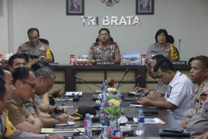 ASISTENSI. Kegiatan asistensi Polda Kalbar dengan Kalemdikpol Polri Komjen Pol Unggung Cahyono di aula Tribrata Mapolda Kalbar, Kamis (30/8). Humas Polda Kalbar for RK ASISTENSI. Kegiatan asistensi Polda Kalbar dengan Kalemdikpol Polri Komjen Pol Unggung Cahyono di aula Tribrata Mapolda Kalbar, Kamis (30/8). Humas Polda Kalbar for RKASISTENSI. Kegiatan asistensi Polda Kalbar dengan Kalemdikpol Polri Komjen Pol Unggung Cahyono di aula Tribrata Mapolda Kalbar, Kamis (30/8). Humas Polda Kalbar for RK