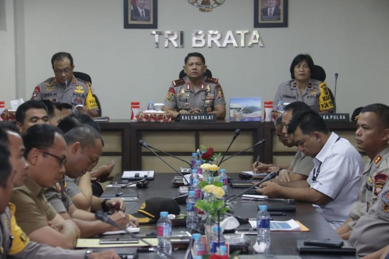 ASISTENSI. Kegiatan asistensi Polda Kalbar dengan Kalemdikpol Polri Komjen Pol Unggung Cahyono di aula Tribrata Mapolda Kalbar, Kamis (30/8). Humas Polda Kalbar for RKASISTENSI. Kegiatan asistensi Polda Kalbar dengan Kalemdikpol Polri Komjen Pol Unggung Cahyono di aula Tribrata Mapolda Kalbar, Kamis (30/8). Humas Polda Kalbar for RK
