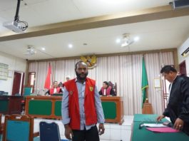 USAI SIDANG. FN usai sidang permohonan eksepsi di PN Mempawah, Selasa (21/8) lalu—Ocsya Ade CP