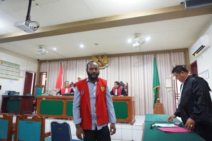 USAI SIDANG. FN usai sidang permohonan eksepsi di PN Mempawah, Selasa (21/8) lalu—Ocsya Ade CP