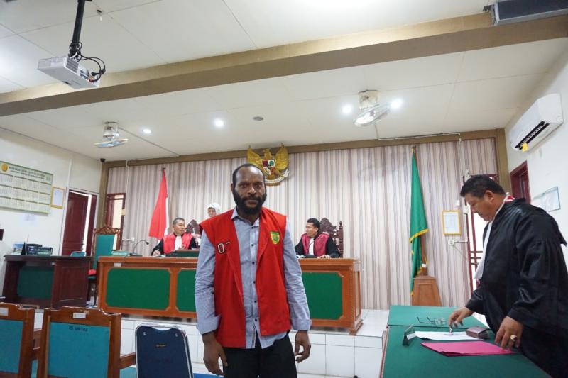 USAI SIDANG. FN usai sidang permohonan eksepsi di PN Mempawah, Selasa (21/8) lalu—Ocsya Ade CP