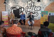 Kemenkumham Ajak Lindungi Kekayaan Alam dan Budaya SEMINAR. Fajar Sulaiman (batik coklat), Toman Pasaribu (batik biru) dari Kemenkumham Kalbar dan Mercy Marvel (jas hitam) saat memberi materi dalam seminar indikasi geografis di Pontianak, Kamis (30/8)—Bangun Subekti