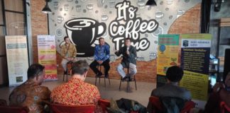 Kemenkumham Ajak Lindungi Kekayaan Alam dan Budaya SEMINAR. Fajar Sulaiman (batik coklat), Toman Pasaribu (batik biru) dari Kemenkumham Kalbar dan Mercy Marvel (jas hitam) saat memberi materi dalam seminar indikasi geografis di Pontianak, Kamis (30/8)—Bangun Subekti