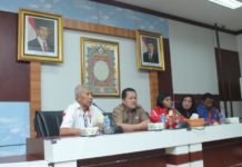 Kubu Raya Punya Dua Atlet Juara Dunia Penyambutan Juara Dunia. Sekretaris Umum KONI Kalbar, Erwin Anwar dan Wakil Bupati Kubu Raya, Hermanus serta Devi Safitri dan Kepala Dinas Pariwisata Pemuda Olahraga Kubu Raya. Dalam rangkaian kegiatan penyambutan kepulangan Devi Safitri ke Kubu Raya setelah mengikuti World Hapkido Championship Seoul 2018 di Kantor Bupati Kubu Raya, Selasa (31/7). Syamsul Arifin/RK.