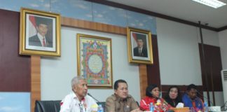 Kubu Raya Punya Dua Atlet Juara Dunia Penyambutan Juara Dunia. Sekretaris Umum KONI Kalbar, Erwin Anwar dan Wakil Bupati Kubu Raya, Hermanus serta Devi Safitri dan Kepala Dinas Pariwisata Pemuda Olahraga Kubu Raya. Dalam rangkaian kegiatan penyambutan kepulangan Devi Safitri ke Kubu Raya setelah mengikuti World Hapkido Championship Seoul 2018 di Kantor Bupati Kubu Raya, Selasa (31/7). Syamsul Arifin/RK.