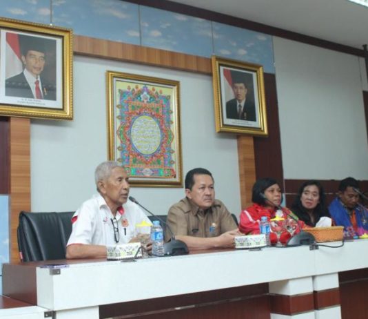 Kubu Raya Punya Dua Atlet Juara Dunia Penyambutan Juara Dunia. Sekretaris Umum KONI Kalbar, Erwin Anwar dan Wakil Bupati Kubu Raya, Hermanus serta Devi Safitri dan Kepala Dinas Pariwisata Pemuda Olahraga Kubu Raya. Dalam rangkaian kegiatan penyambutan kepulangan Devi Safitri ke Kubu Raya setelah mengikuti World Hapkido Championship Seoul 2018 di Kantor Bupati Kubu Raya, Selasa (31/7). Syamsul Arifin/RK.