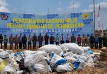 Bea Cukai Badau Musnahkan Ribuan Barang Milik Negara PEMUSNAHAN. Sejumlah pihak bersiap memusnahkan barang milik negara di KPPBC TMP C Nanga Badau, Kecamatan Badau, Kamis (9/8)--Humas Setda KH for RK