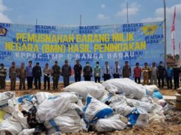 PEMUSNAHAN. Sejumlah pihak bersiap memusnahkan barang milik negara di KPPBC TMP C Nanga Badau, Kecamatan Badau, Kamis (9/8)--Humas Setda KH for RK