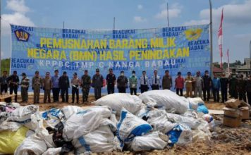 Bea Cukai Badau Musnahkan Ribuan Barang Milik Negara PEMUSNAHAN. Sejumlah pihak bersiap memusnahkan barang milik negara di KPPBC TMP C Nanga Badau, Kecamatan Badau, Kamis (9/8)--Humas Setda KH for RK