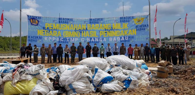 PEMUSNAHAN. Sejumlah pihak bersiap memusnahkan barang milik negara di KPPBC TMP C Nanga Badau, Kecamatan Badau, Kamis (9/8)--Humas Setda KH for RK