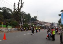 Bayar Pajak atau Tilang! Petugas gabungan dari Unit Pelaksana Teknis Pelayanan Pendapatan Daerah (UPTPPD) Wilayah Sanggau berkerjasama dengan Sat Lantas Polres Sanggau, POM, Dishub Sanggau, Satpol PP menggelar razia dengan sasaran wajib pajak di Jl Jenderal Sudirman, Kabupaten Sanggau, Kamis (23/8)—Kiram Akbar