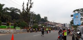 Bayar Pajak atau Tilang! Petugas gabungan dari Unit Pelaksana Teknis Pelayanan Pendapatan Daerah (UPTPPD) Wilayah Sanggau berkerjasama dengan Sat Lantas Polres Sanggau, POM, Dishub Sanggau, Satpol PP menggelar razia dengan sasaran wajib pajak di Jl Jenderal Sudirman, Kabupaten Sanggau, Kamis (23/8)—Kiram Akbar