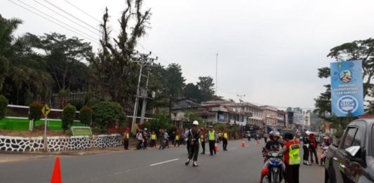 Bayar Pajak atau Tilang! Petugas gabungan dari Unit Pelaksana Teknis Pelayanan Pendapatan Daerah (UPTPPD) Wilayah Sanggau berkerjasama dengan Sat Lantas Polres Sanggau, POM, Dishub Sanggau, Satpol PP menggelar razia dengan sasaran wajib pajak di Jl Jenderal Sudirman, Kabupaten Sanggau, Kamis (23/8)—Kiram Akbar