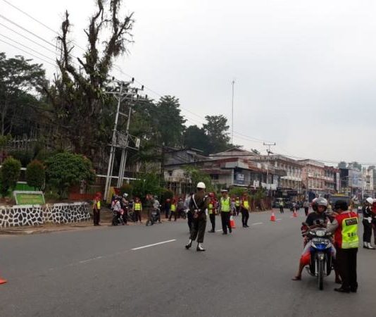 Bayar Pajak atau Tilang! Petugas gabungan dari Unit Pelaksana Teknis Pelayanan Pendapatan Daerah (UPTPPD) Wilayah Sanggau berkerjasama dengan Sat Lantas Polres Sanggau, POM, Dishub Sanggau, Satpol PP menggelar razia dengan sasaran wajib pajak di Jl Jenderal Sudirman, Kabupaten Sanggau, Kamis (23/8)—Kiram Akbar