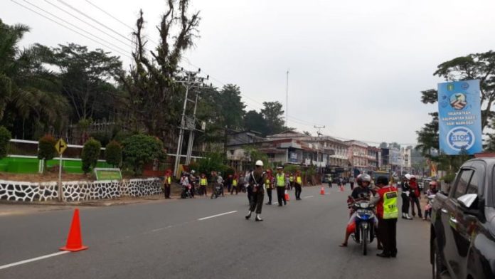 Petugas gabungan dari Unit Pelaksana Teknis Pelayanan Pendapatan Daerah (UPTPPD) Wilayah Sanggau berkerjasama dengan Sat Lantas Polres Sanggau, POM, Dishub Sanggau, Satpol PP menggelar razia dengan sasaran wajib pajak di Jl Jenderal Sudirman, Kabupaten Sanggau, Kamis (23/8)—Kiram Akbar