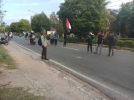 GALANG BANTUAN. Peduli kepada korban gempa di Lombok Provinsi NTB dan Bali, Selasa (7/8), HMI Cabang Mempawah bersama masyarakat melakukan penggalangan dana bantuan di Jalan Opu Daeng Manambon, Mempawah.