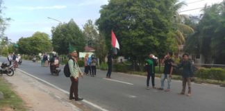 HMI dan Warga Mempawah Galang Bantuan GALANG BANTUAN. Peduli kepada korban gempa di Lombok Provinsi NTB dan Bali, Selasa (7/8), HMI Cabang Mempawah bersama masyarakat melakukan penggalangan dana bantuan di Jalan Opu Daeng Manambon, Mempawah.
