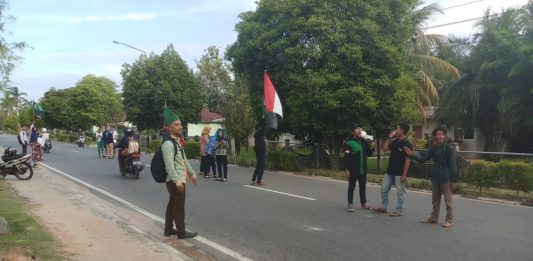 HMI dan Warga Mempawah Galang Bantuan GALANG BANTUAN. Peduli kepada korban gempa di Lombok Provinsi NTB dan Bali, Selasa (7/8), HMI Cabang Mempawah bersama masyarakat melakukan penggalangan dana bantuan di Jalan Opu Daeng Manambon, Mempawah.