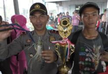 M Kholil Jawara Mancing Udang UDANG TERBERAT. Kapolsek Sejangkung, Ipda Wismo Harjanto bersama Juara Lomba Mancing Udang HUT Bhayangkara ke-72, M Kholir yang berhasil mendapatkan udang seberat 3,1 ons, Minggu (29/7). Sairi