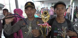 M Kholil Jawara Mancing Udang UDANG TERBERAT. Kapolsek Sejangkung, Ipda Wismo Harjanto bersama Juara Lomba Mancing Udang HUT Bhayangkara ke-72, M Kholir yang berhasil mendapatkan udang seberat 3,1 ons, Minggu (29/7). Sairi