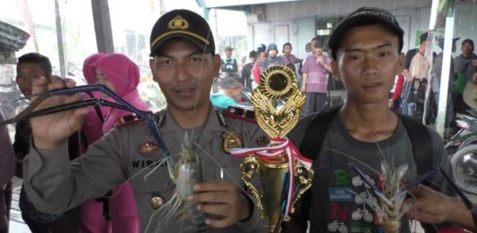 M Kholil Jawara Mancing Udang UDANG TERBERAT. Kapolsek Sejangkung, Ipda Wismo Harjanto bersama Juara Lomba Mancing Udang HUT Bhayangkara ke-72, M Kholir yang berhasil mendapatkan udang seberat 3,1 ons, Minggu (29/7). Sairi