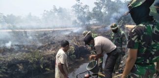 Polres, TNI dan BPBD Petakan Kekuatan PADAMKAN API. Personel Polres, TNI dan BPBD bahu-membahu bersama masyarakat memadamkan api yang melahap lahan dan hutan di wilayah Kabupaten Mempawah, Senin (20/8).