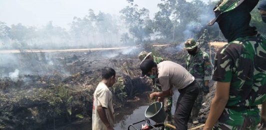 Polres, TNI dan BPBD Petakan Kekuatan PADAMKAN API. Personel Polres, TNI dan BPBD bahu-membahu bersama masyarakat memadamkan api yang melahap lahan dan hutan di wilayah Kabupaten Mempawah, Senin (20/8).