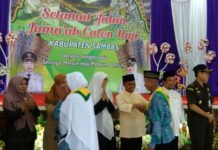 Setiap JCH Dibekali Rp1.650.000 LEPAS JCH. Bupati Sambas, H Atbah Romin Suhaili Lc didampingi Ketua TP PKK Kabupaten Sambas, Lusyana Kosasih Atbah dan Forkopimda Kabupaten Sambas mengantar Jemaah Calon Haji (JCH) Kabupaten Sambas, Selasa (31/7) di Aula Asrama Haji Sambas. dok