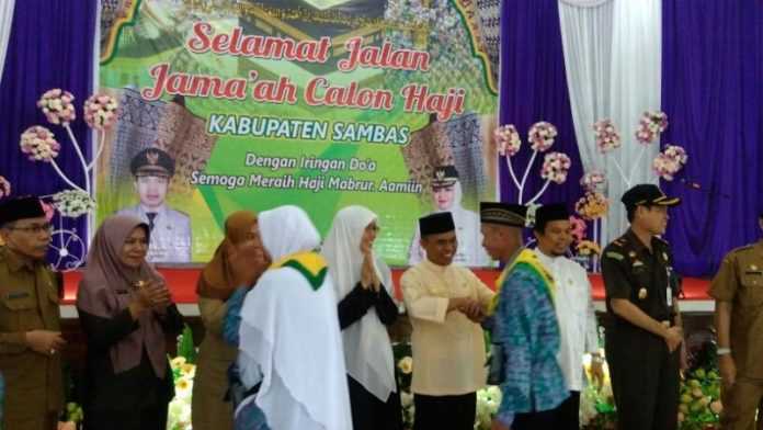 LEPAS JCH. Bupati Sambas, H Atbah Romin Suhaili Lc didampingi Ketua TP PKK Kabupaten Sambas, Lusyana Kosasih Atbah dan Forkopimda Kabupaten Sambas mengantar Jemaah Calon Haji (JCH) Kabupaten Sambas, Selasa (31/7) di Aula Asrama Haji Sambas. dok