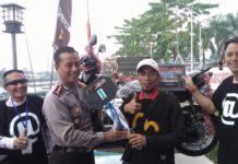 Mancing Udang, Muhlis dapat Motor Matic MENANG MANCING. Kapolres Sambas, AKBP Cahyo Hadiprabowo bersama Wakapolres Sambas, Kompol Jovan R Sumual menyerahkan sepeda motor matic kepada Muhlis di Dermaga Wisata Desa Dalam Kaum, Kecamatan Sambas, Minggu (26/8). Warga Desa Sekura, Kecamatan Teluk Keramat itu memenangkan Turnamen Mancing Udang Piala Polres Sambas dan Komunitas Memancing Kabupaten Sambas. Sairi/Rakyat Kalbar
